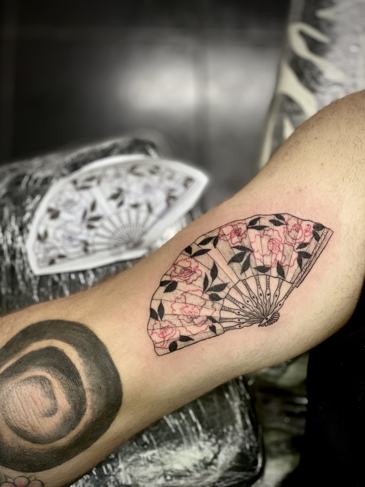 Tatuaje fine line abanico floral