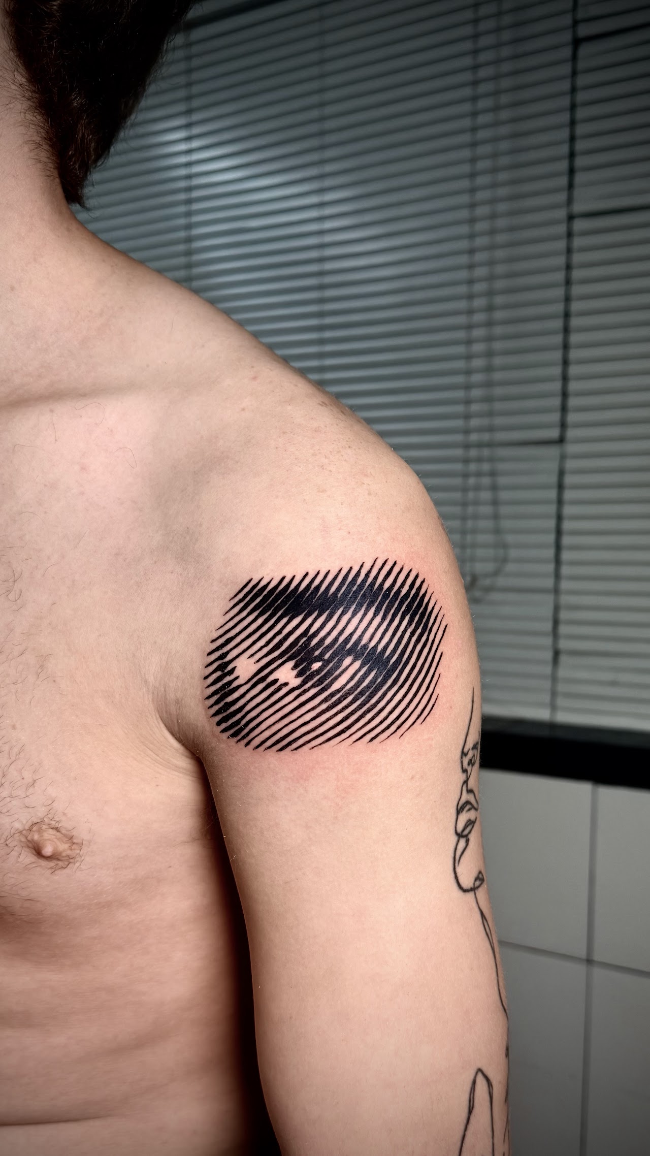 Tatuaje line art de ojo